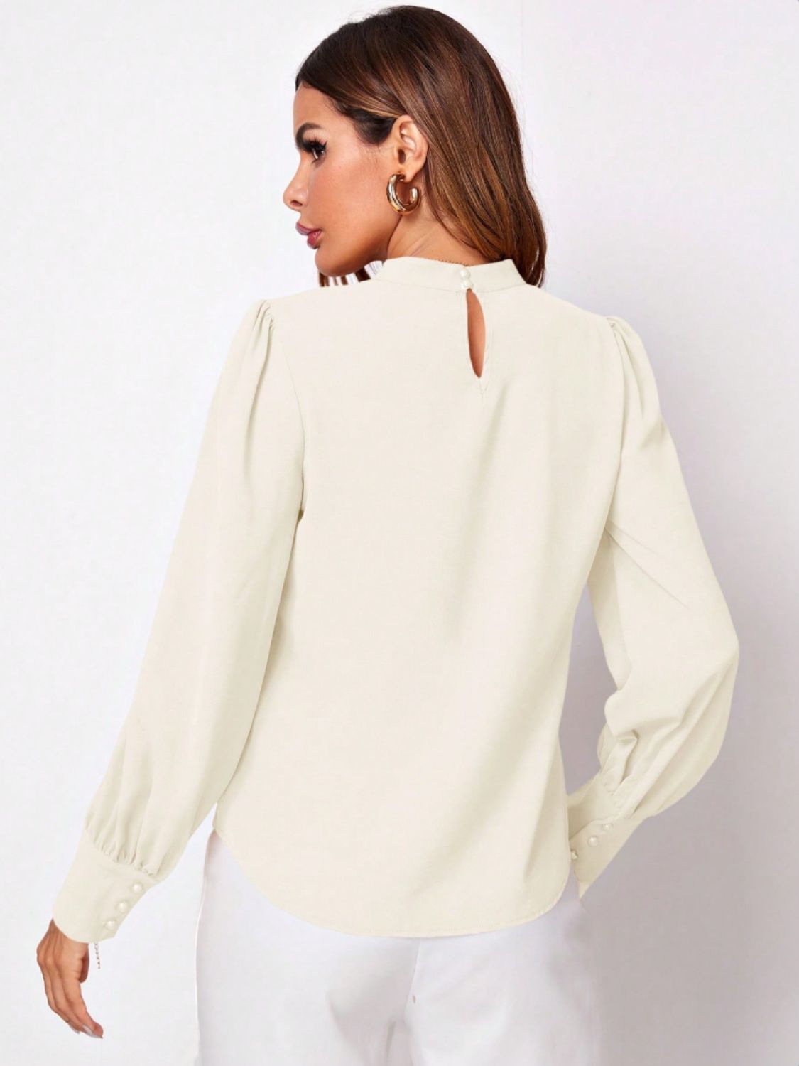 Blusa de manga larga con escote alto fruncido