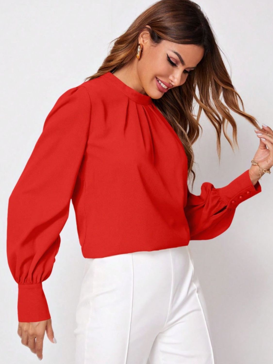 Blusa de manga larga con escote alto fruncido