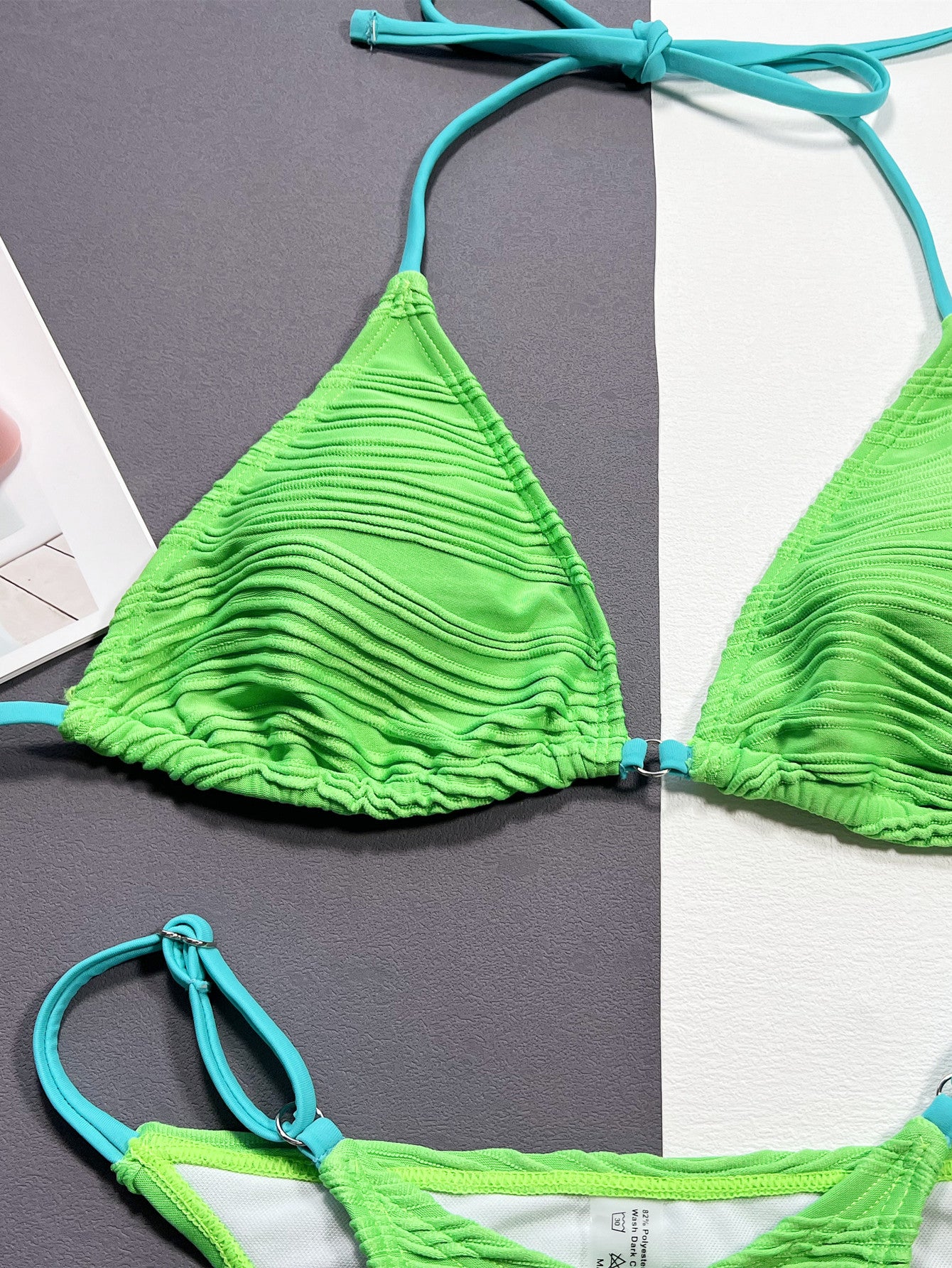 Conjunto de bikini de dos piezas con cuello halter y canalé