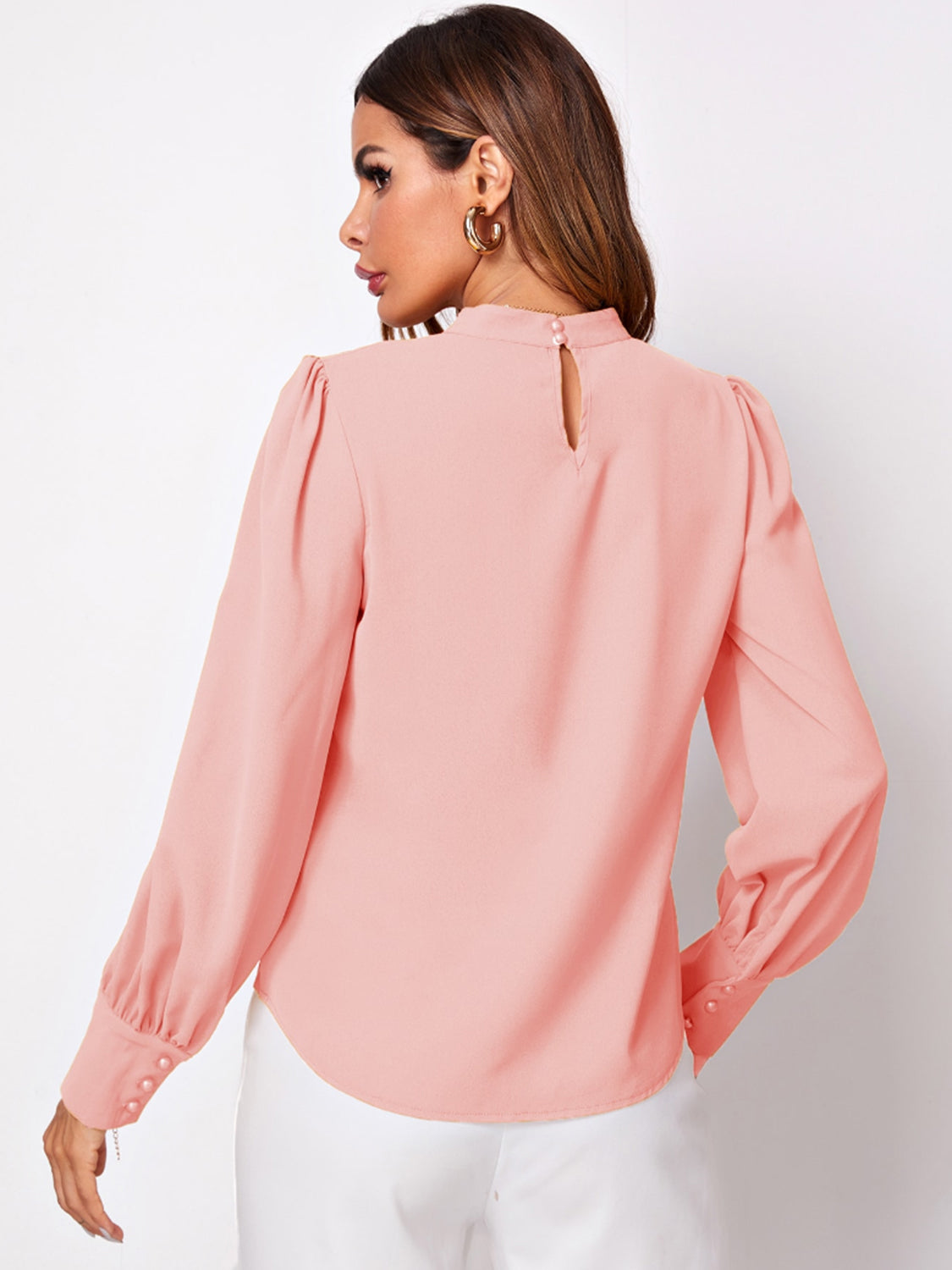 Blusa de manga larga con escote alto fruncido