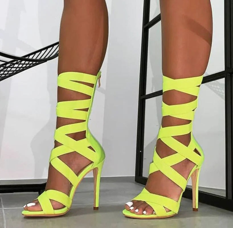 Tacones con tiras en amarillo fluorescente y negro