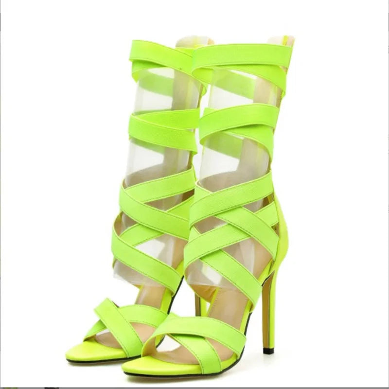 Tacones con tiras en amarillo fluorescente y negro