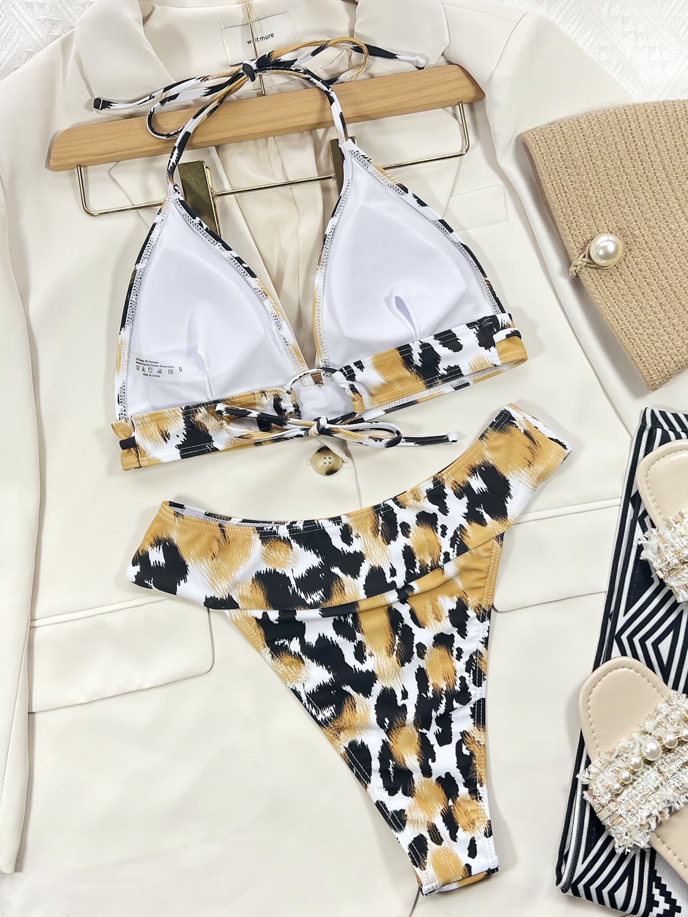 Conjunto de bikini con cuello halter y estampado animal